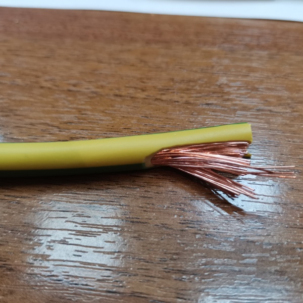 Электрический провод ПуВ нг А LS с 1-ой медной жилой 16 мм2 мж (многожильный) в желто-зеленой негорючей ПВХ изоляции