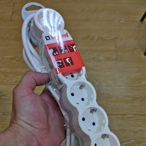 Удлинитель серии «Стандарт» (695018) Легранд на 6 розеток с кабелем 5 метров