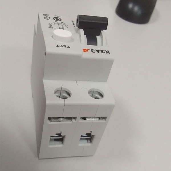 Двухмодульный дифференциальный выключатель с защитой от сверх токов КЭАЗ АВДТ32, ток нагрузки 25А, ток утечки 30мА, ПКС 6кА, тепловая характеристика С, тип А.