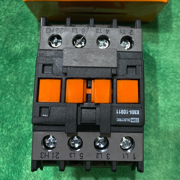 Контактор малогабаритный промышленного назначения КМН-10911 ТДМ, номинальный ток 9 ампер, 1 замыкающий контакт