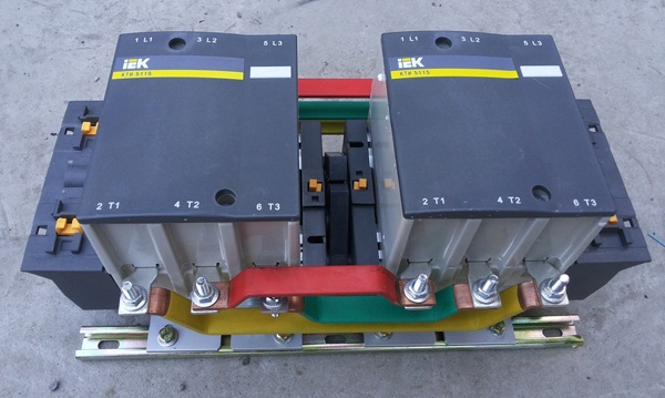 Контакторы электромагнитные реверсивные серии КТИ IEK