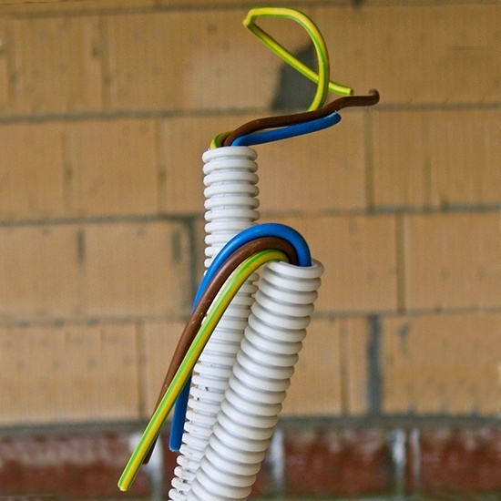 Немного о правильной прокладке гофрированных труб для силовых кабелей