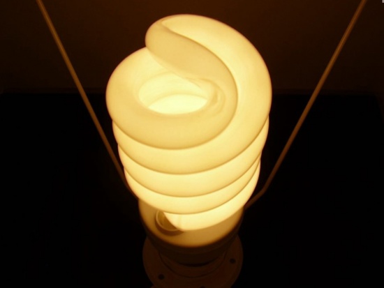 Что необходимо делать, если энергосберегающая лампа начинает мигать после её выключения
