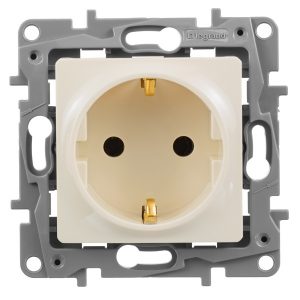 Розетка Legrand Etika с заземлением, винтовой зажим, слоновая кость (бежевый)