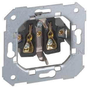 Розетка двухполюсная с заземлением Simon 82 Schuko 16А 250В безвинтовой зажим, механизм