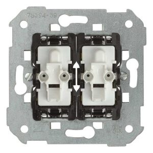 Двухклавишный перекрестный выключатель Simon 82 (с 3-х мест) 10AX 250В, механизм