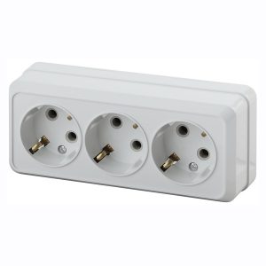 Накладная розетка Intro Quadro 3х2P+E 16А-250В IP20 белый 2-206-01