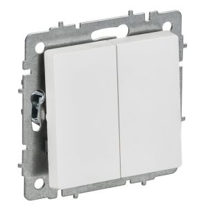 Переключатель перекрестный 2-клавишный ИЭК BRITE 10А арктический белый (ВС10-2-3-БрАБ)