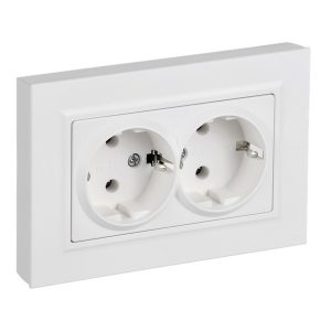 Розетка ИЭК BRITE 2х2P+E двойная Schuko 16А плоская арктический белый в сборе (РСПл12-3-БрАБ)