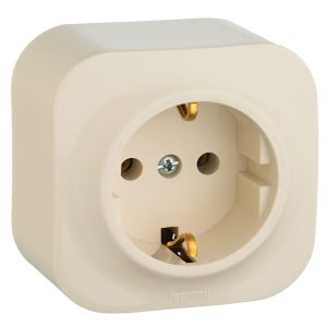 Накладная розетка Legrand Quteo с заземлением со шторками слоновая кость (бежевый)