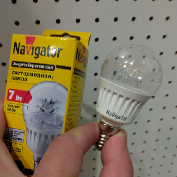 Светодиодная лампочка шарик Навигатор, мощностью 7 Ватт, с цоколем E14, нейтральный белый свет, прозрачная колба