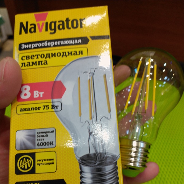 Филаментная лампочка Навигатор с нитевидными светодиодами, мощностью 8 Ватт, с цоколем E27, нейтральный белый свет, прозрачная колба