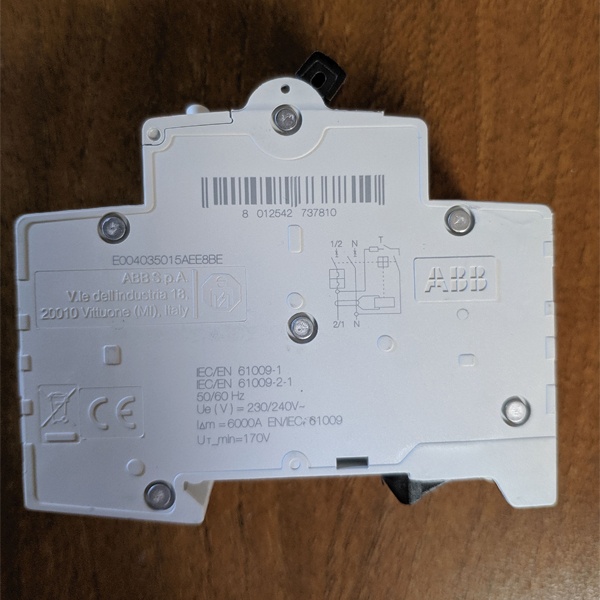 Дифференциальный автоматический выключатель ABB серии DS201 на 10 Ампер с током утечки 30мА.