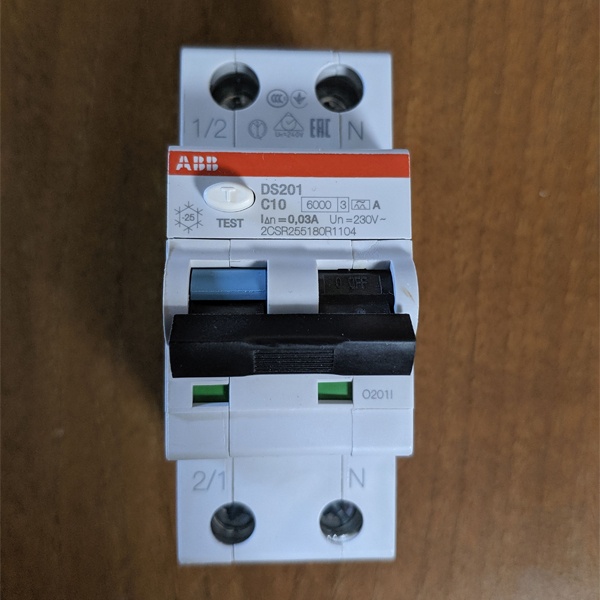 Дифференциальный автоматический выключатель ABB серии DS201 на 10 Ампер с током утечки 30мА.
