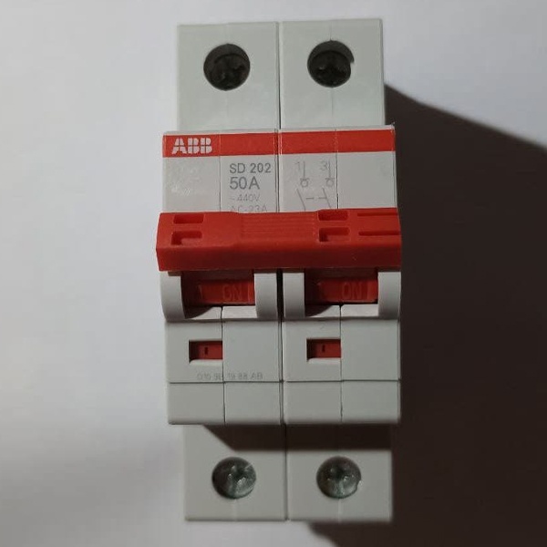 Двухполюсный выключатель нагрузки с красным рычагом фирмы ABB SD201 на 50 Ампер,2 модуля.