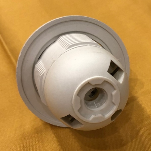 Карболитовый патрон Е27 белого цвета с прижимным кольцом для ламп накаливания.