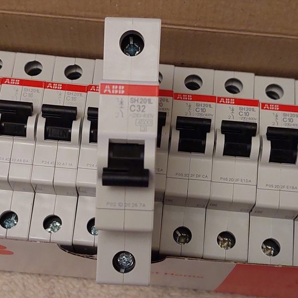 Автоматические выключатели фирмы АББ серии SH201L System pro M на 32 Ампера, 1Р с характеристикой C.