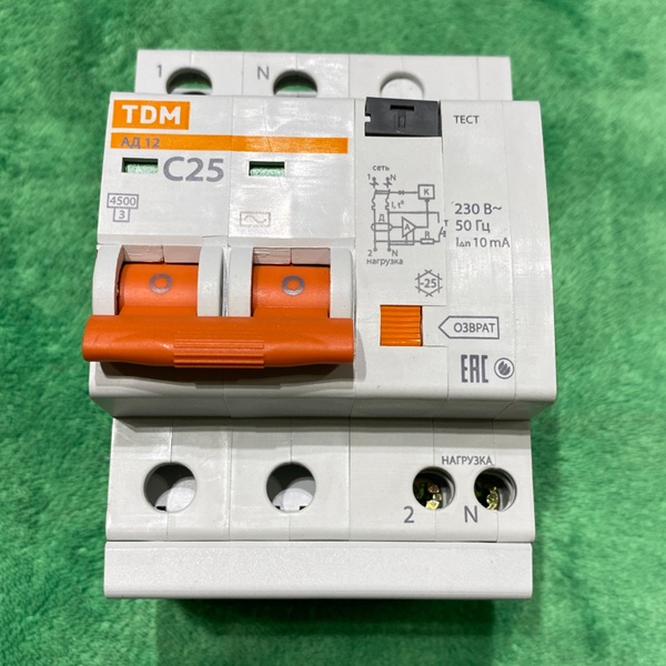 Двухполюсный дифавтомат АД12 ТДМ, номинальный ток 25 ампер, дифференциальный ток 10 мА, ширина 3,5 модуля