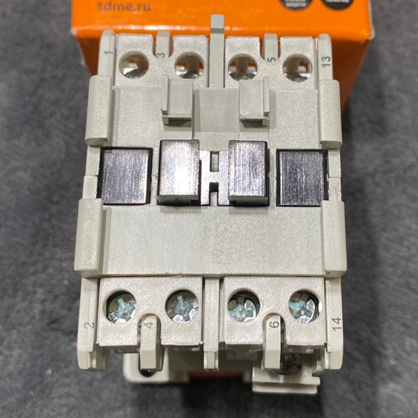 Компактный трехполюсный контактор с катушкой управления 230 Вольт переменного тока, ток нагрузки 16 Ампер, 1НО контакта, ТДМ.
