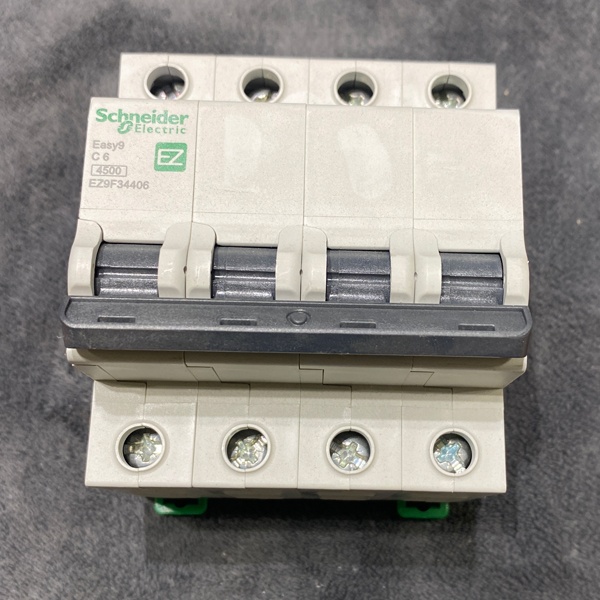 Четырехполюсный автоматический выключатель EASY9 6А 4,5кА 4М Schneider Electric