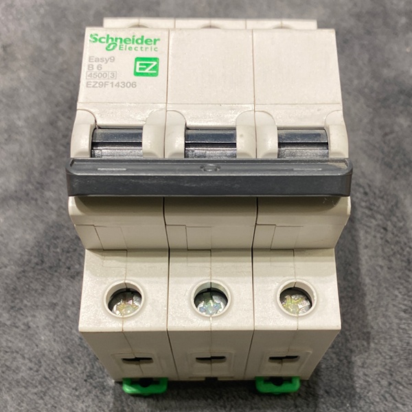 Трехполюсный автоматический выключатель Шнайдер Электрик EASY 9 6А B 4,5кА 230В