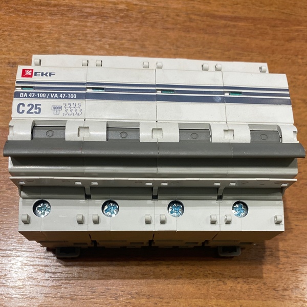 Четырехполюсный, автоматический выключатель ЭКФ BA47-100, номинальный ток 25 Ампер, с характеристикой С, отключающая способность 10 кА