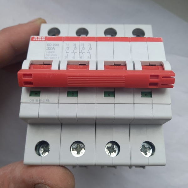 Четырехполюсный выключатель нагрузки с красным рычагом фирмы ABB SD201 на 32 Ампер,4 модуля.