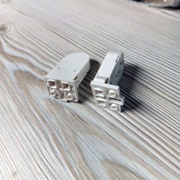 Сквозной патрон G13 с боковыми защёлками со стопором для линейных люминесцентных ламп Т8.