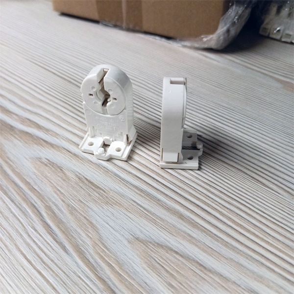 Сквозной патрон G13 с боковыми защёлками со стопором для линейных люминесцентных ламп Т8.