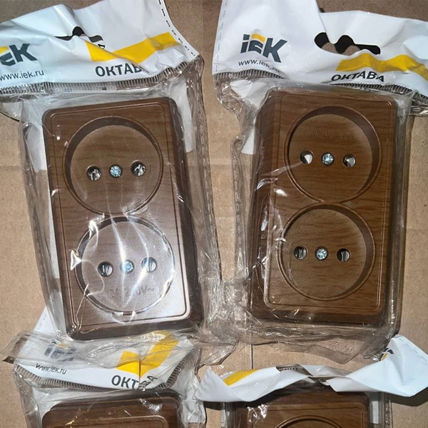 Розетка электрическая двойная, без заземляющих контактов, накладного монтажа Октава ИЭК цвет дуб
