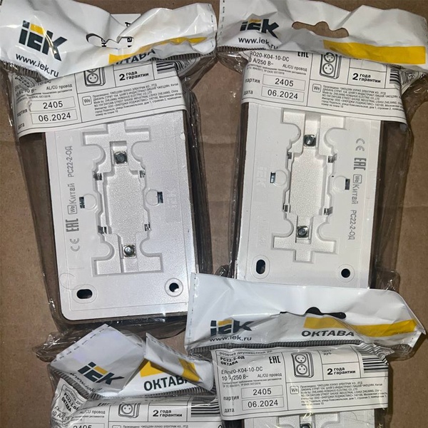 Розетка электрическая двойная, без заземляющих контактов, накладного монтажа Октава ИЭК цвет дуб