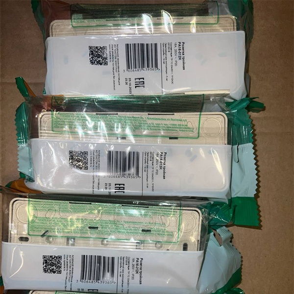 Тройная розетка с заземлением со шторками накладного монтажа Этюд кремовая Систем Электрик