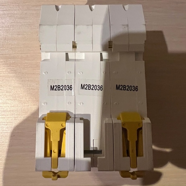 Модульный электрический автомат ИЕК с током нагрузки 20А, трехполюсный с характеристикой уставки типа B, ПКС 6кА.