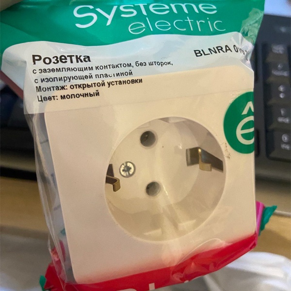 Розетка накладного монтажа (открытой установки) с заземляющим контактом, без защитных шторок, с изолирующей пластиной, 16 Ампер, 250 Вольт, Систем Электрик Бланка, молочного цвета