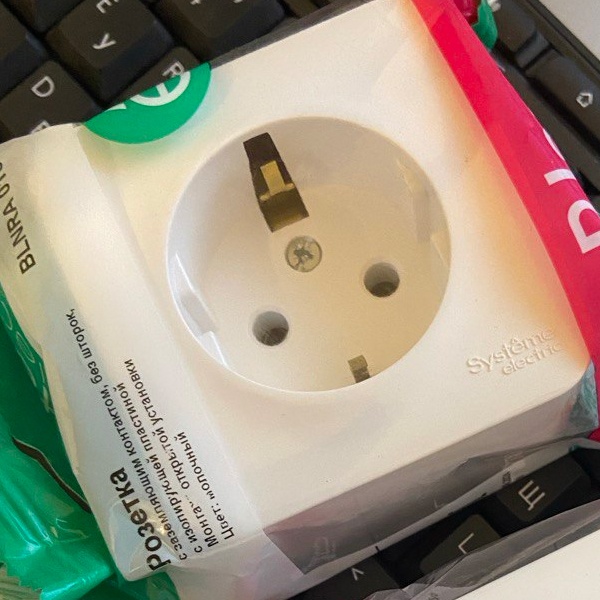 Розетка накладного монтажа (открытой установки) с заземляющим контактом, без защитных шторок, с изолирующей пластиной, 16 Ампер, 250 Вольт, Систем Электрик Бланка, молочного цвета