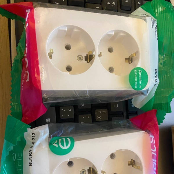 Двойная розетка накладного монтажа (открытой установки) с заземлением без шторок, с изолирующей пластиной, 16 Ампер, 250 Вольт, Систем Электрик Бланка, молочного цвета