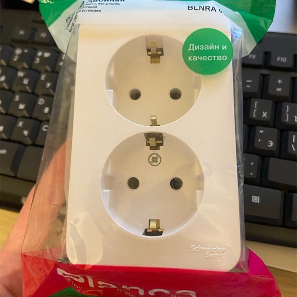 Двойная розетка накладного монтажа (открытой установки) с заземлением без шторок, с изолирующей пластиной, 16 Ампер, 250 Вольт, Систем Электрик Бланка, молочного цвета