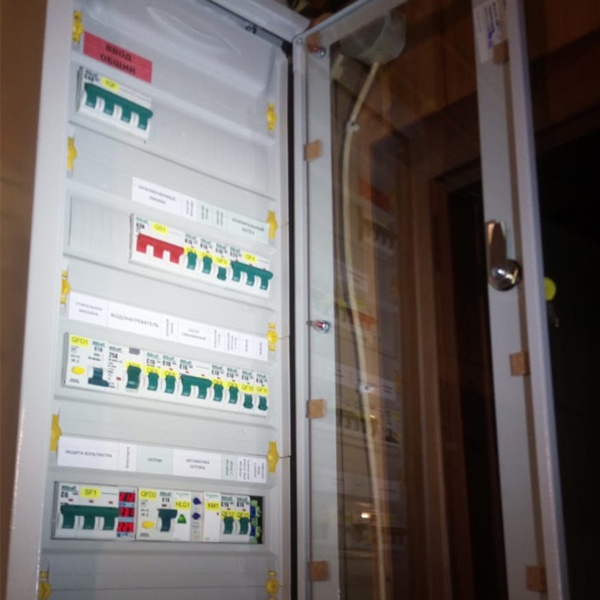 Электрощит ИЭК четырехрядный 48 модулей с обзорной дверцей, накладной установки