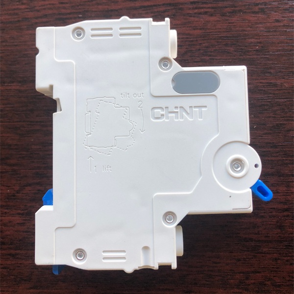 Однополюсный модульный электрический автомат ЧИНТ с уставкой типа С, номинальная нагрузка 3 Ампера, отключающая способность 6000 А