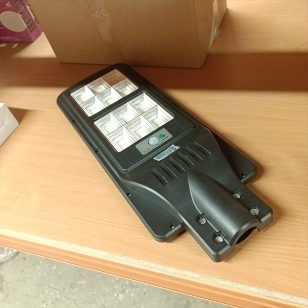 Консольный светодиодный светильник для уличного освещения на солнечной батарее, мощностью 150 Ватт, с датчиком движения, дневной свет фото 2