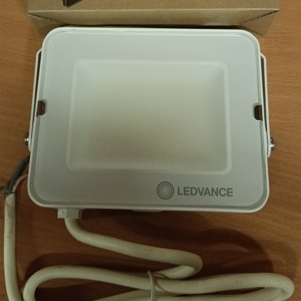 Белый влагозащищенный LED прожектор Ледванс мощностью 50Вт и световый потоком 5000 лм холодного дневного света, с монтажной скобой и кабелем длинной 1000мм.