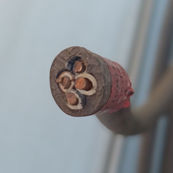 Электрический кабель с четырьмя медными жилами сечением 4 мм2