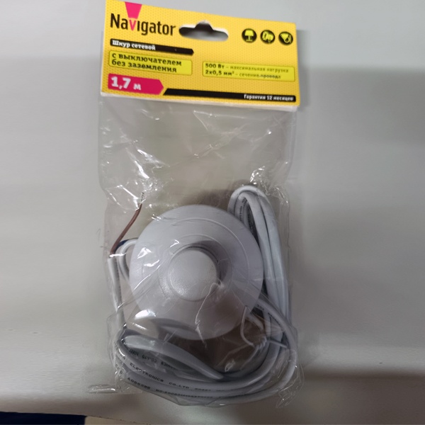 Сетевой шнур длиной 1,7 метра сечением 2x0,5мм2, с вилкой и напольным выключателем, с максимальной нагрузкой 500 Вт, белого цвета