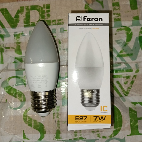 Энергосберегающая LED лампочка свеча мощностью 7 Ватт с цоколем E27 теплый свет