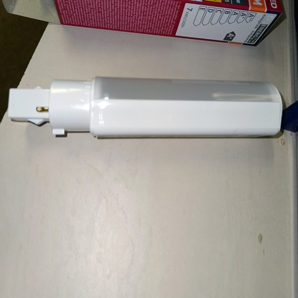 Светодиодная лампочка Осрам Дулюкс Д, мощностью 7 Ватт, с цоколем G24d-2, теплый белый свет, для использования в светильниках с ЭмПРА или для прямого включения