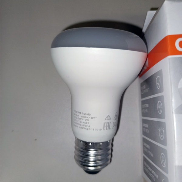 Светодиодная лампочка направленного света мощностью 7 Ватт с цоколем E27 белый свет