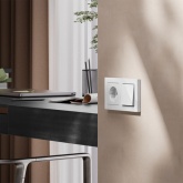 Умная розетка AtlasDesign Sber & Systeme Electric 2P+E 16А шторки Zigbee L+N, белый