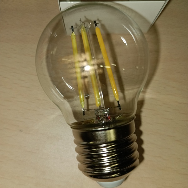 Филаментная лампочка шарик Осрам с нитевидными светодиодами, мощностью 5 Ватт, с цоколем E27, нейтральный белый свет, прозрачная колба