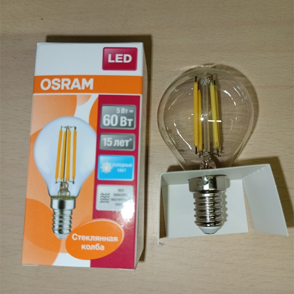 Филаментная лампочка шарик Осрам с нитевидными светодиодами, мощностью 5 Ватт, с цоколем E14 (миньон), нейтральный белый свет, прозрачная колба