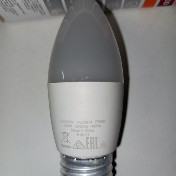 Энергосберегающая LED лампочка свеча мощностью 6,5 Ватт с цоколем E27 теплый свет